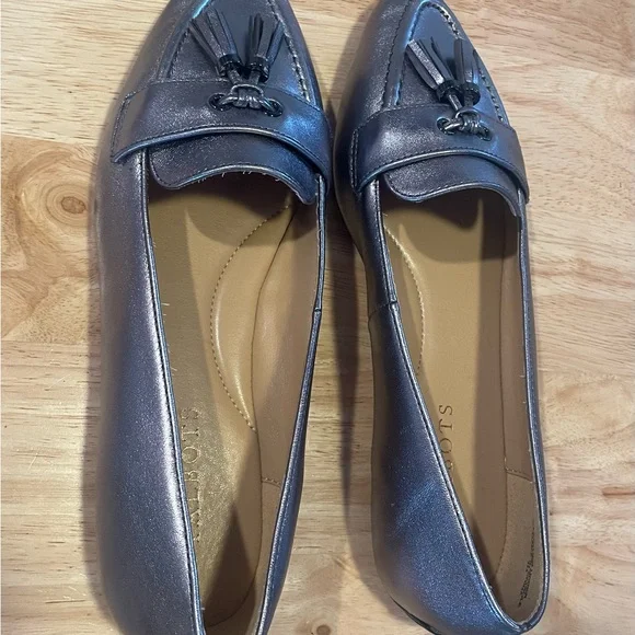 Talbots Womens Francesca Tasseled Silver Metallic Leather Driving Flats size 7 - Picture 3 of 10